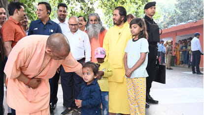 CM Yogi heard the problems of 300 people at Gorakhnath temple, gave instructions to officials