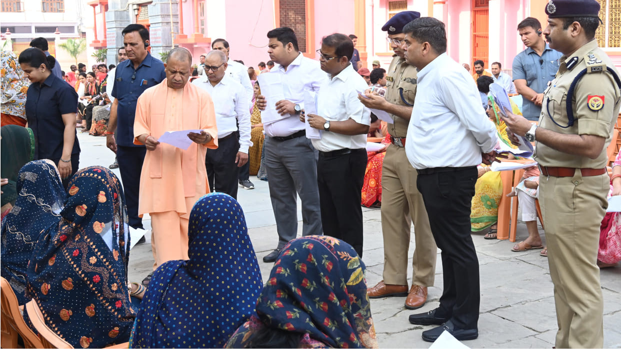 CM Yogi heard the problems of 300 people at Gorakhnath temple, gave instructions to officials