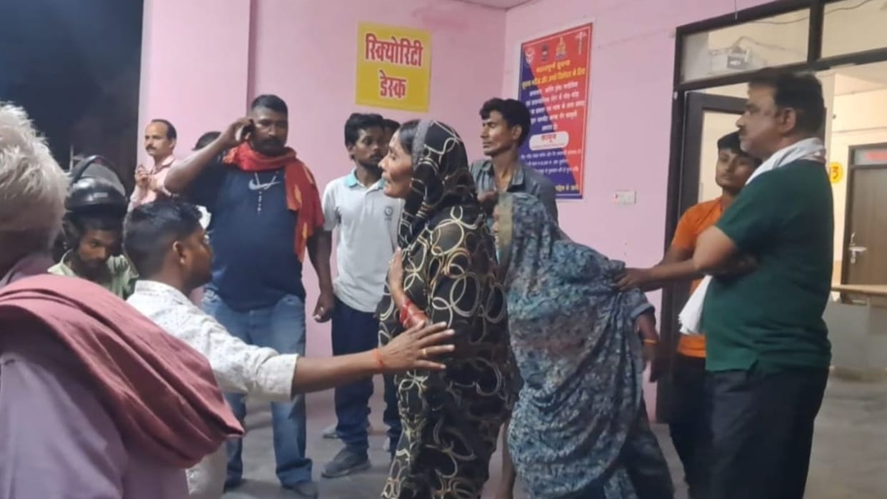 Major accident in Bhadohi three youths of family died in truck collision