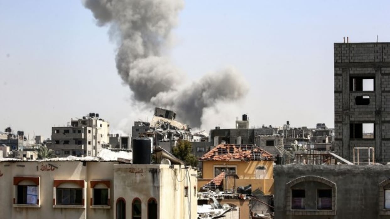 Israel strikes tents near hospitals in Gaza, killing and wounding reporters, News in Hindi