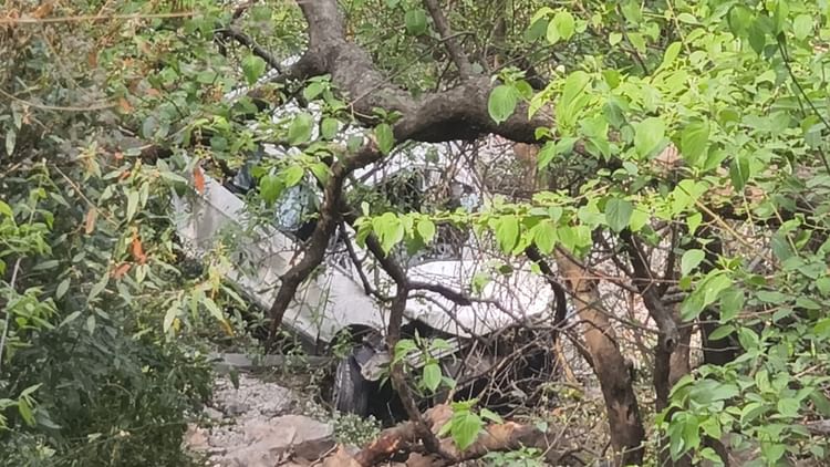Tehri Accident: कैंपटी फॉल जा रहे दिल्ली के पर्यटकों की कार खाई में गिरी, पांच लोग थे सवार, मची चीख पुकार