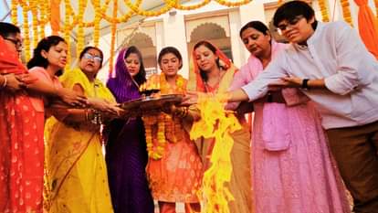 काशी विश्वनाथ धाम में पूजन करतीं महिलाएं।