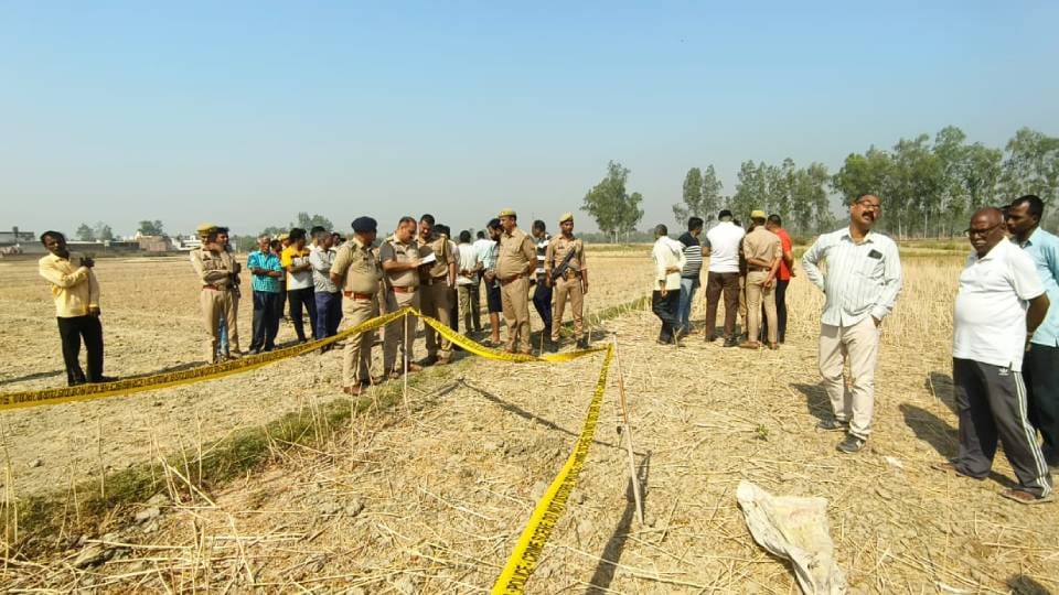 body of young man was found lying in field in Raebareli with marks of sharp weapon on his body
