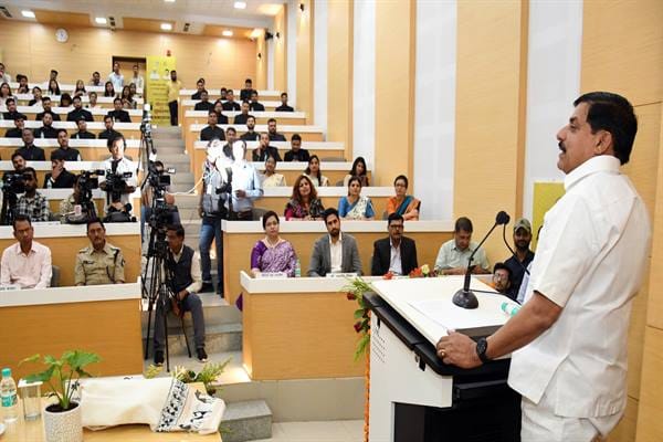 MP: State service officers training begins, CM says - polite behavior and communication with the general publi