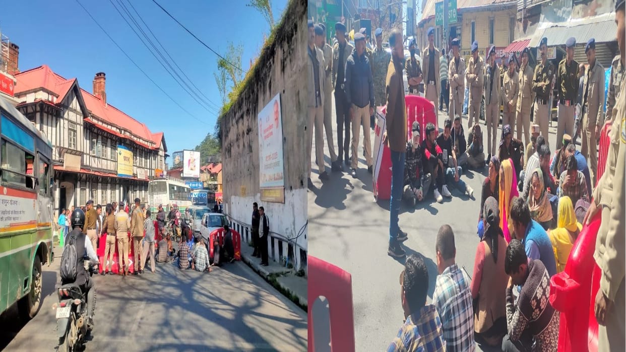 Visually impaired people blocked the road outside the state secretariat