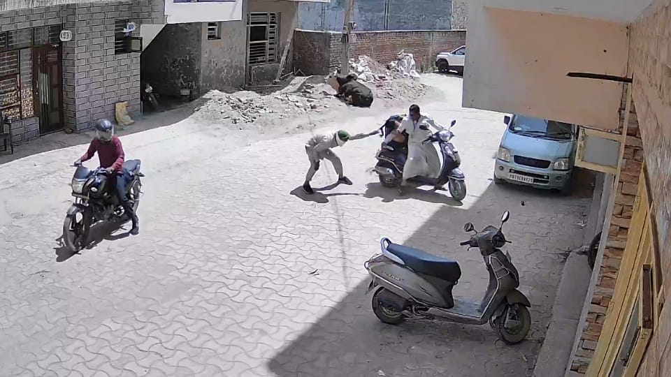 bike was put in front of scooty and snatched gold chain in Kharar