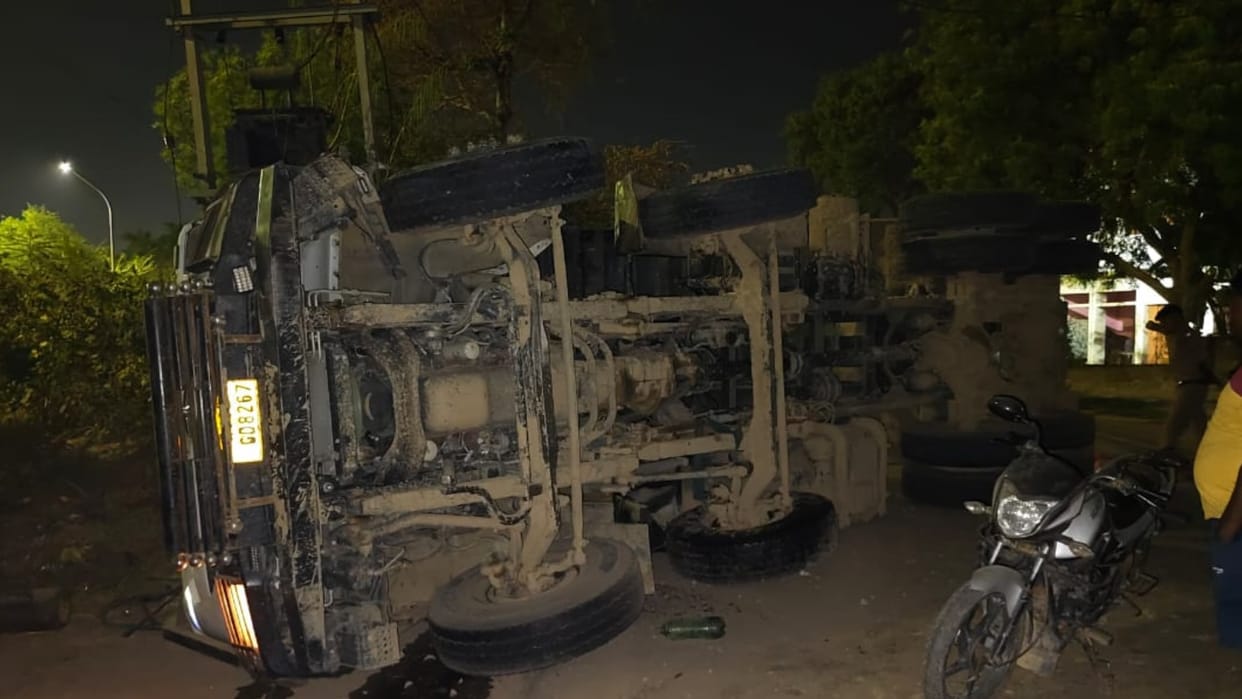 Raebareli: Bike riders returning from Vindhyachal collided with a dumper, one died