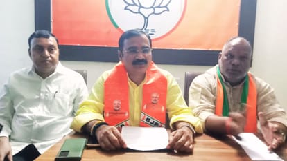 Foundation Day of bjp Floral tributes offered great men sweets distributed