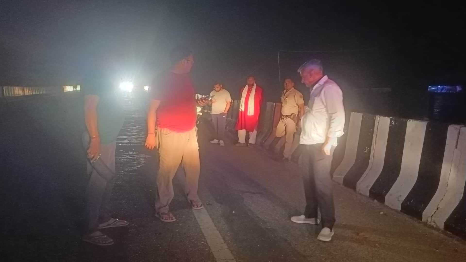 मौके पर तफ्तीश करते पुलिस अधिकारी