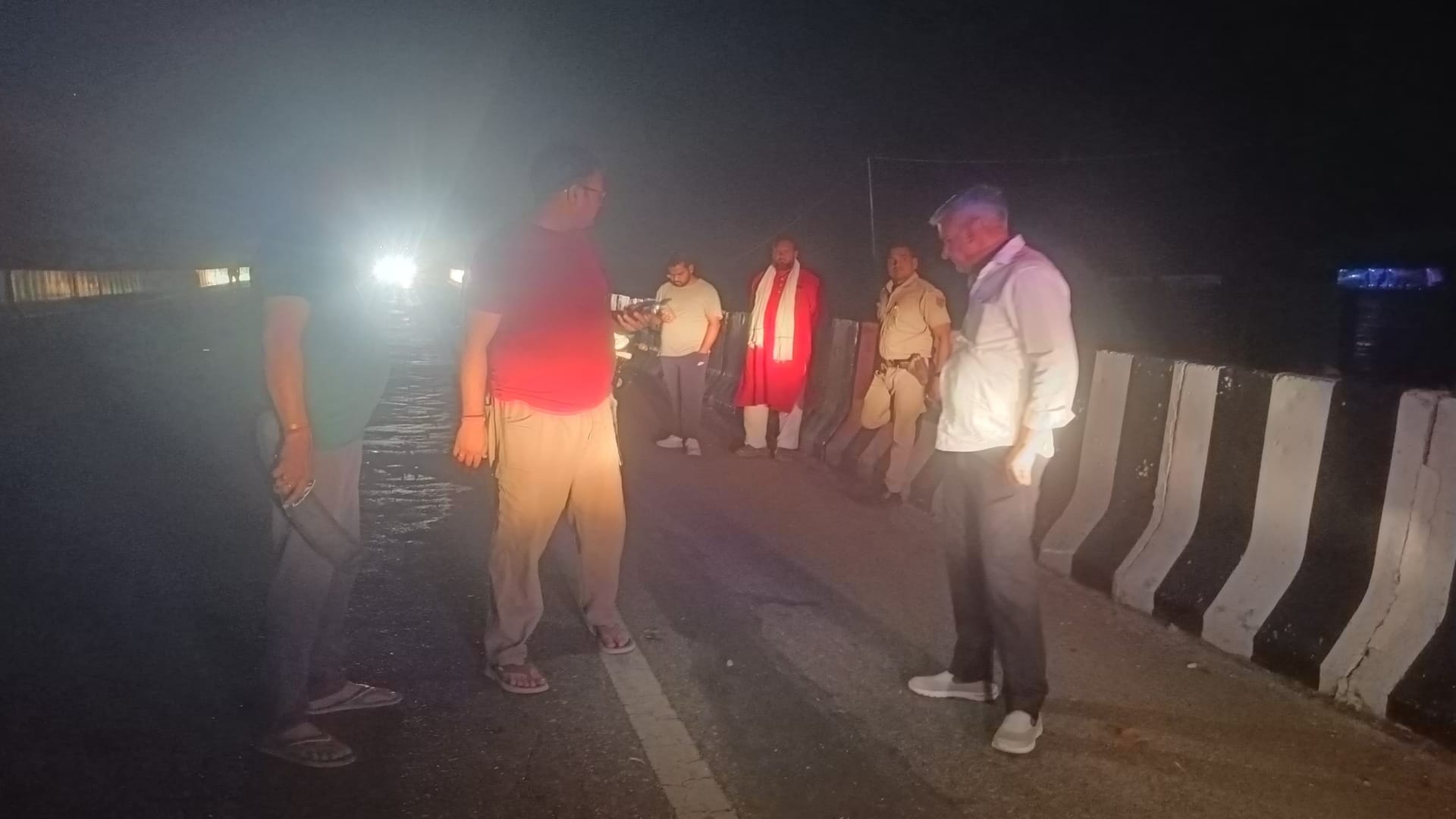 मौके पर तफ्तीश करते पुलिस अधिकारी