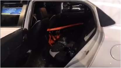 शोभायात्रा में शामिल कार में टूटा पड़ा कांच।