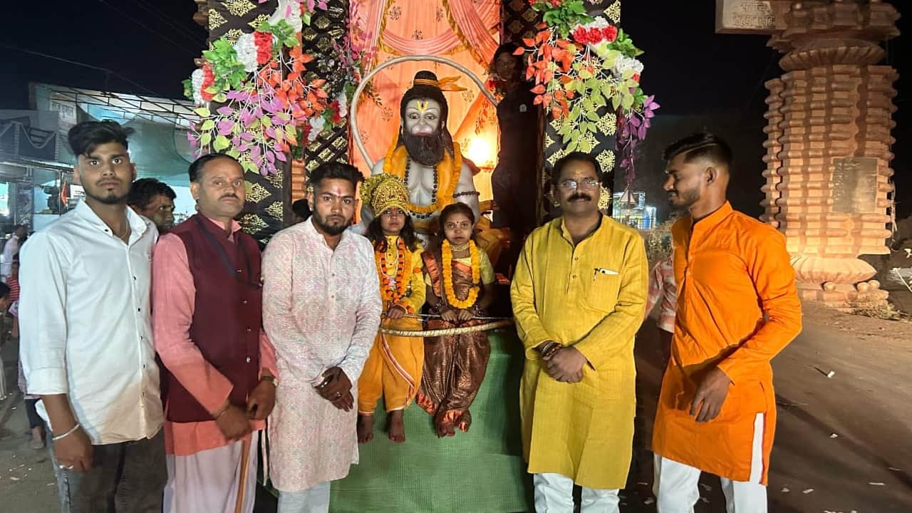 शोभायात्रा में शामिल लोग