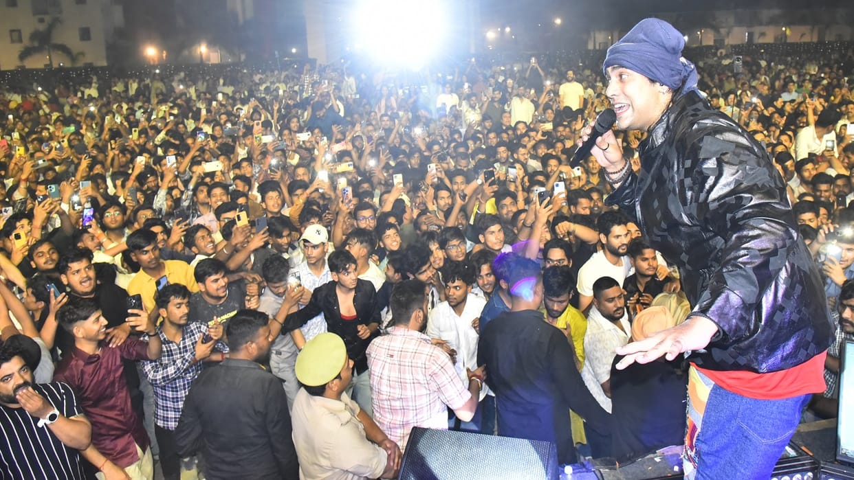 Singer Jubin Nautiyal melodious voice stole the show youth danced a lot in Star Night