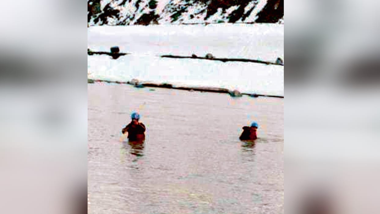 Two tourists drowned in Chandra river after slipping, one dead, other youth missing
