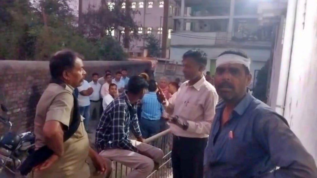 Siwan News: High speed bike hit BPSC teacher, died on spot; husband also injured