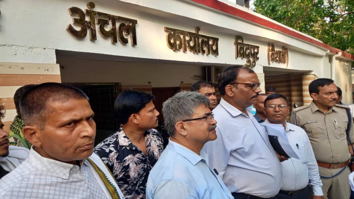Vaishali News: Vigilance team caught data entry operator red handed taking bribe, chaos in zonal office