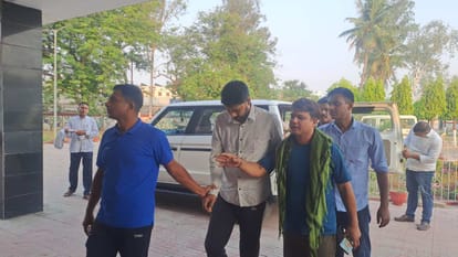 Vaishali News: Vigilance team caught data entry operator red handed taking bribe, chaos in zonal office