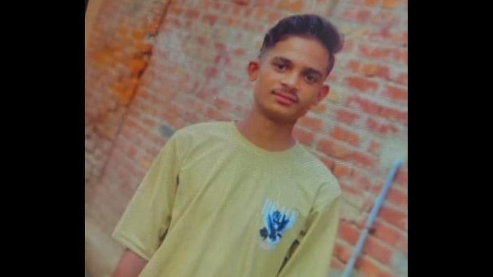 Meerut: Mother peeped through the window and saw that the dead body of son was hanging
