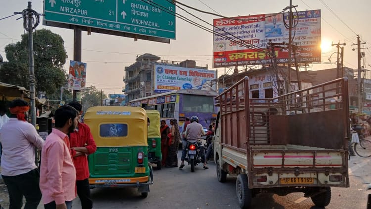 Varanasi News:कछवां रोड पर अतिक्रमण बन रहा जाम का कारण, जाम से जूझ रहा ...