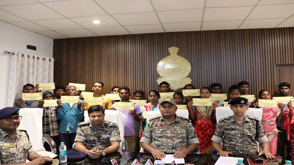 22 नक्सलियों ने किया सरेंडर