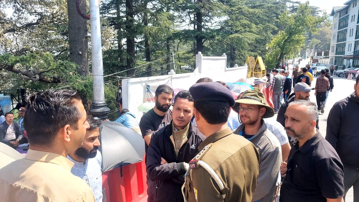Police arrived to remove Vocational teachers sitting on indefinite hunger strike, know the whole matter