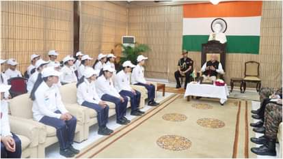 सैनिक स्कूल के विद्यार्थियों से बातचीत करते लेफ्टिनेंट जनरल के.टी. परनाइक