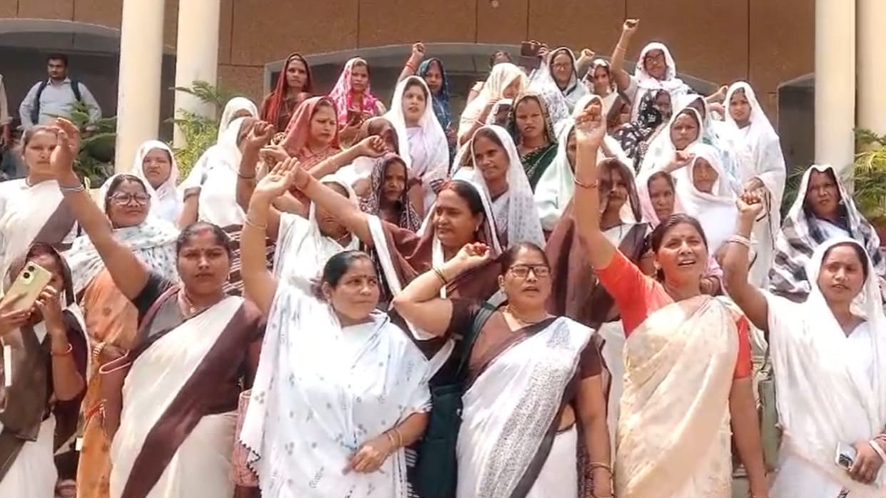 ASHA demonstrated for payment of outstanding honorarium reached the Collectorate and submitted a memorandum