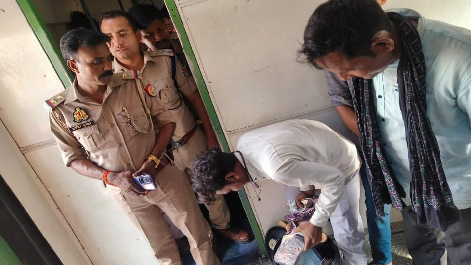 There was stir after information of bomb being found in Ayodhya Cantt Superfast Express train in Prayagraj