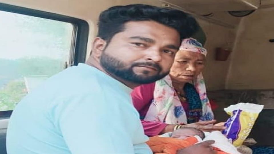 woman gave birth to a child in the ambulance in bageshwar