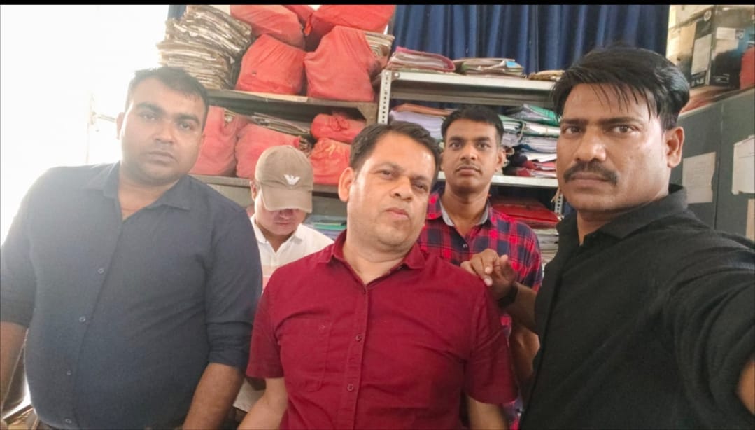 Bihar News: DEO office clerk arrested in Patna, vigilance team caught him red handed taking bribe
