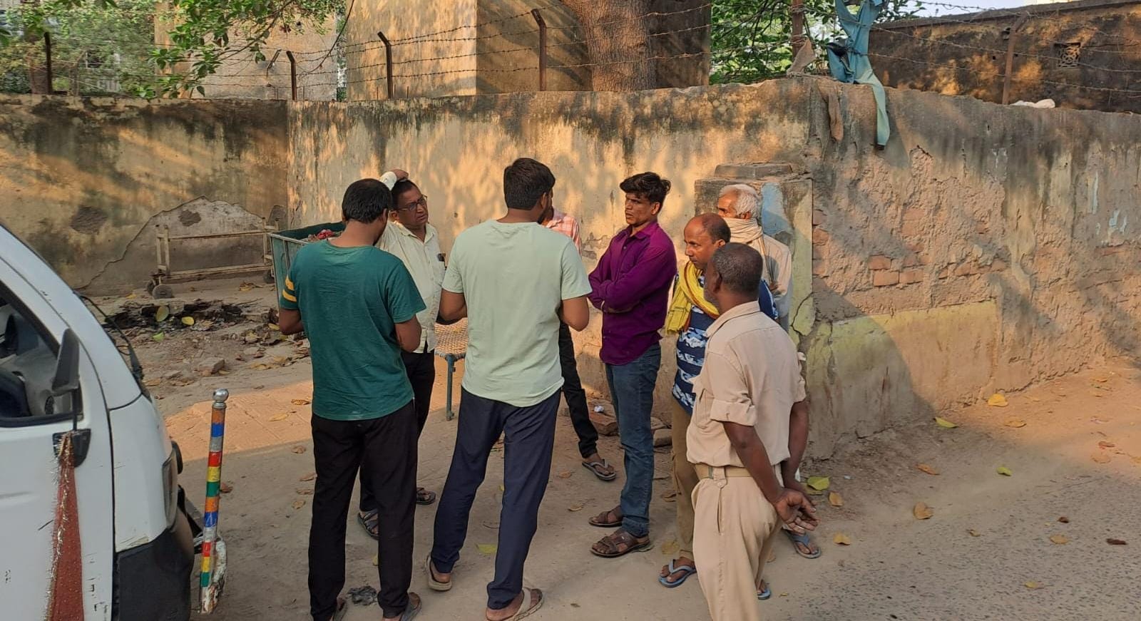 पोस्टमार्टम कराने पहुंचे परिजन।