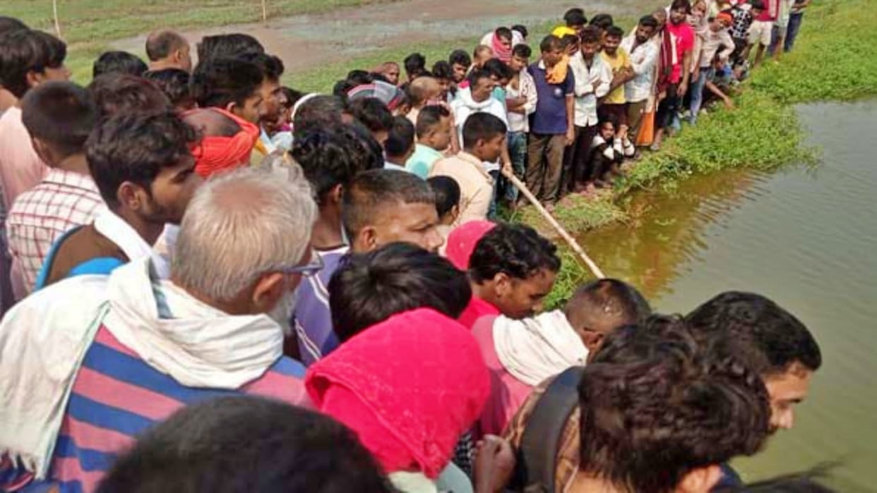 Buxar: Body of youth recovered from pond in suspicious condition liquor tetra pack blood stained towel found