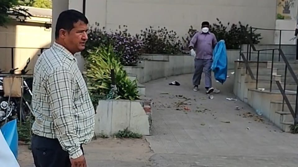 Drama in the name of cleanliness in PGI: First he threw the garbage himself, then swept in front of the camera