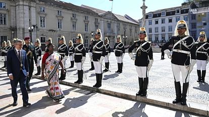 Portugal: राष्ट्रपति मुर्मू ने पुर्तगाल के चर्च का किया दौरा, कवि लुइस वाज डी कैमोज की समाधि पर दी श्रद्धांजलि President Murmu lays wreath at tomb of Luis Vaz de Camoes in Portugal