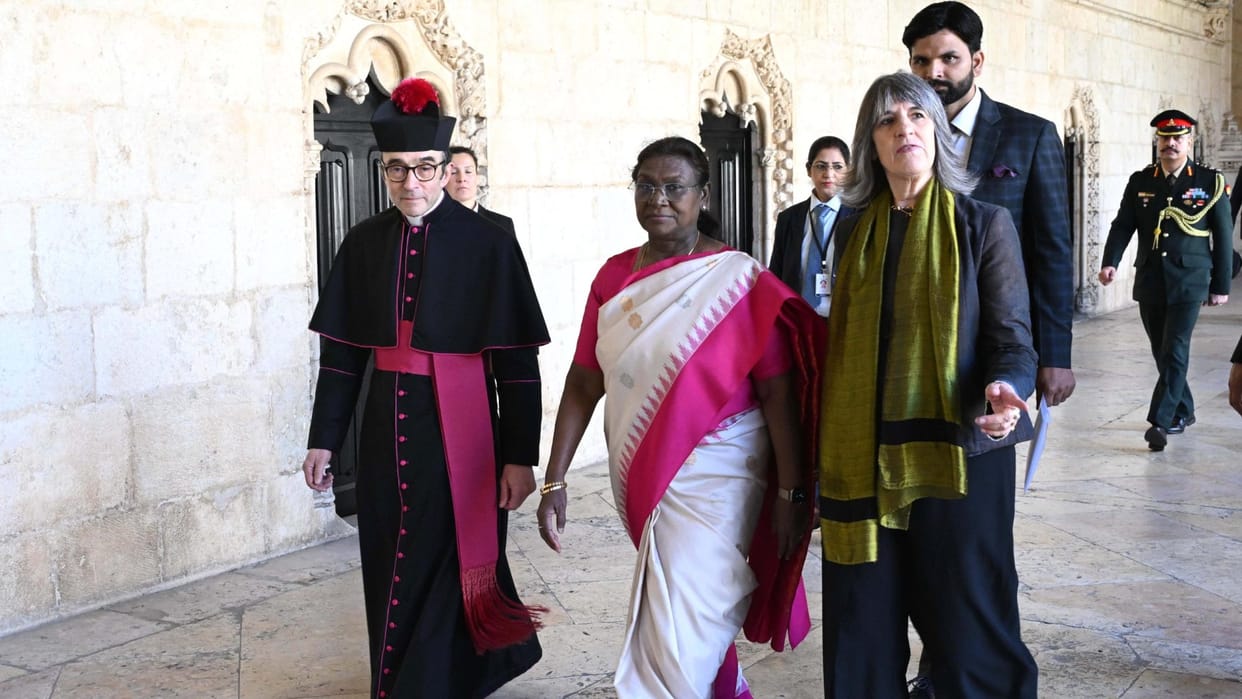 President Murmu lays wreath at tomb of Luis Vaz de Camoes in Portugal