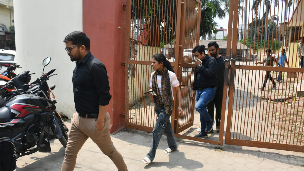 The team was present in Gorakhpur Tiwari's house for 6 hours, lock of the cupboard was broken by a craftsman