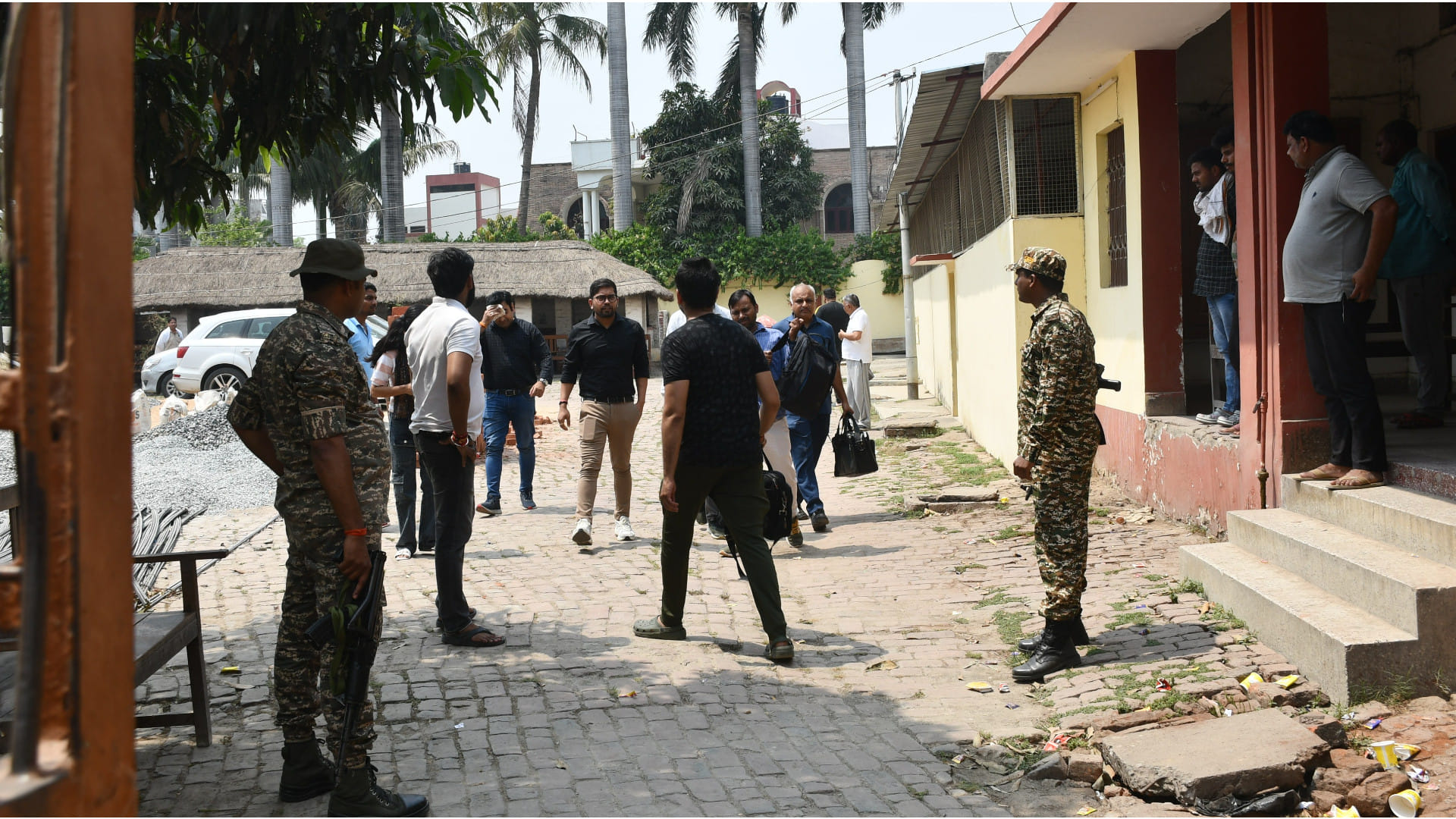 The team was present in Gorakhpur Tiwari's house for 6 hours, lock of the cupboard was broken by a craftsman