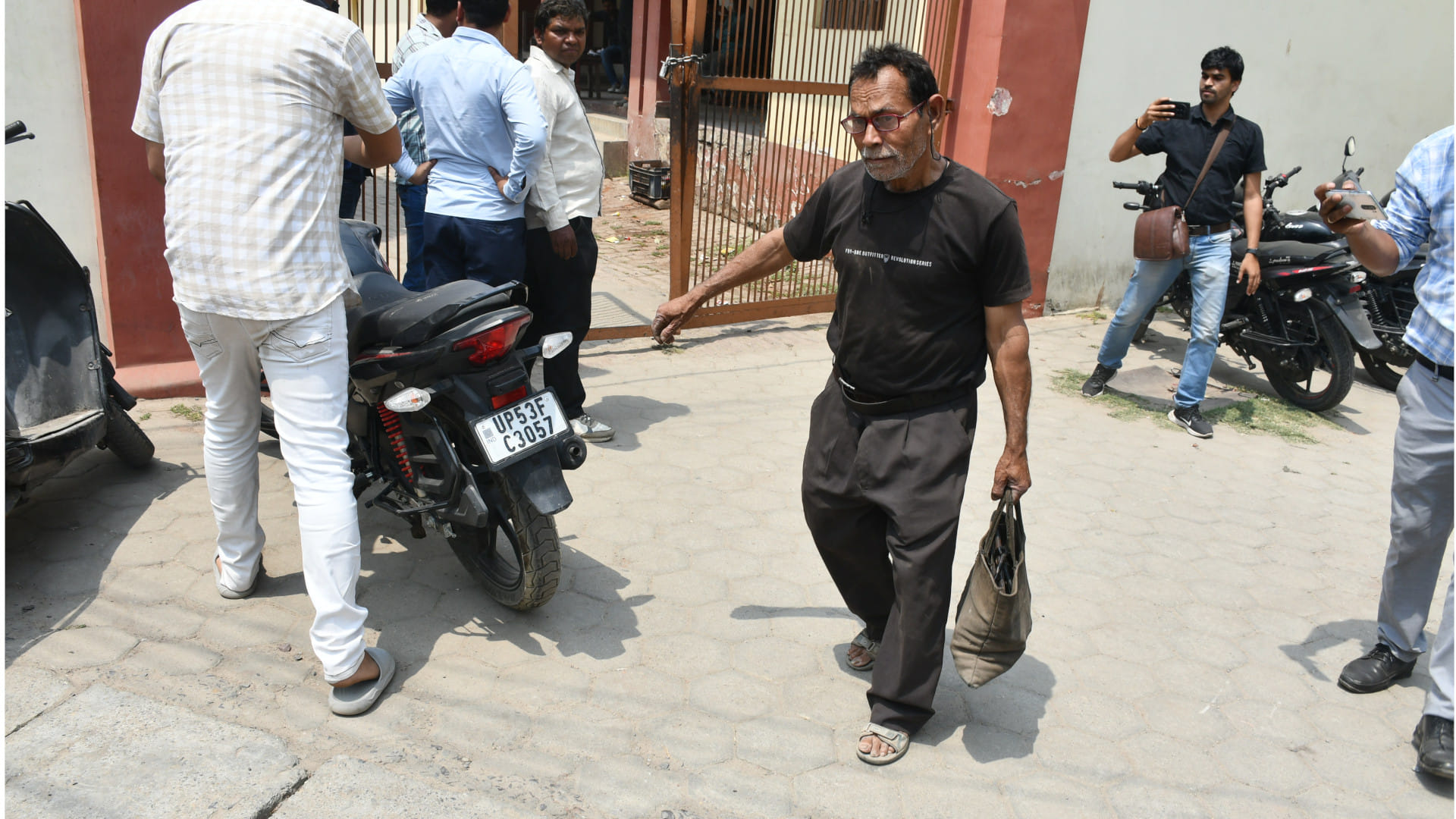 The team was present in Gorakhpur Tiwari's house for 6 hours, lock of the cupboard was broken by a craftsman