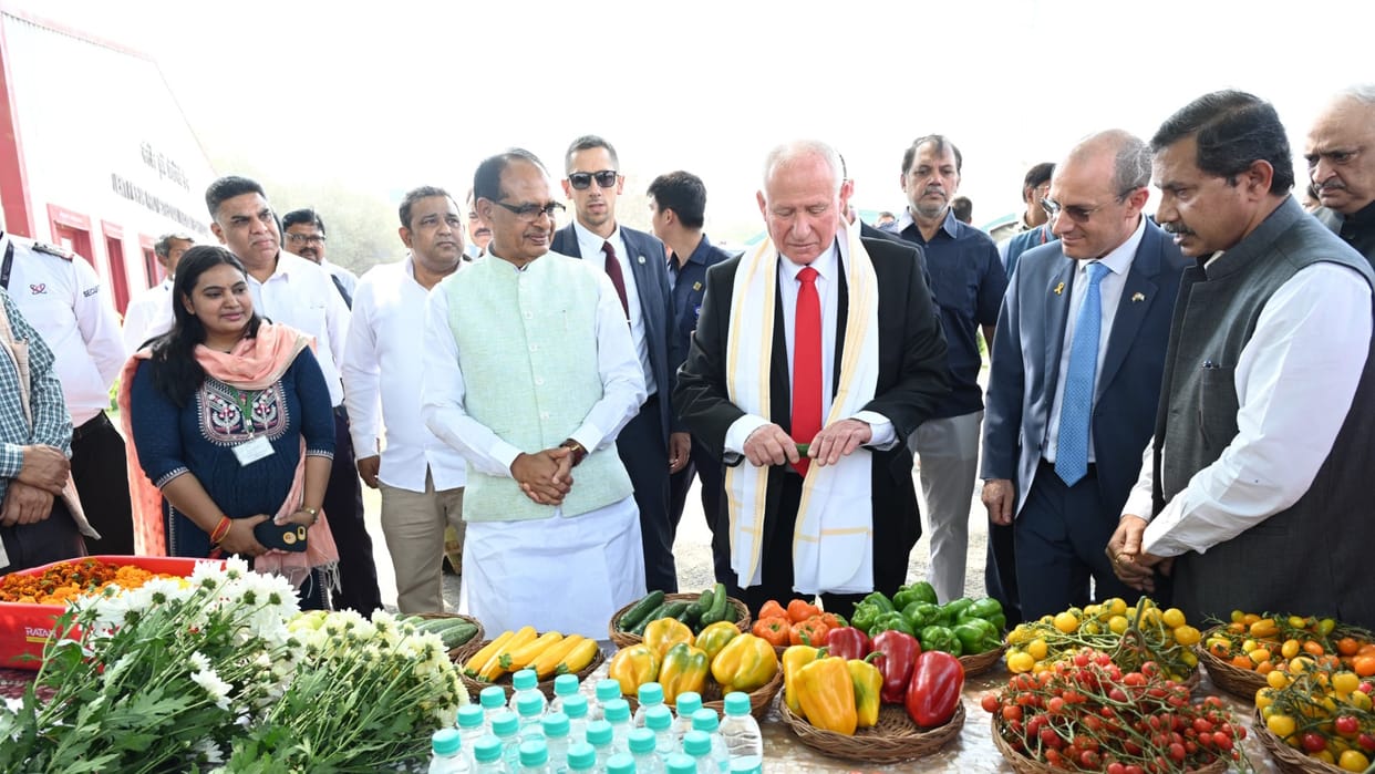 Minister Shivraj singh showed Israeli minister the cultivation of coloured capsicum and tomatoes