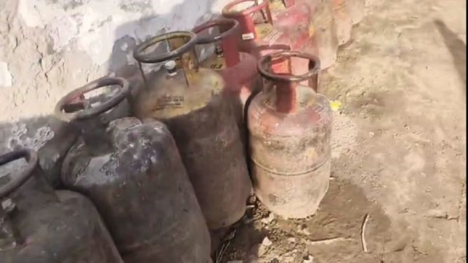 fake gas agency was running in the house 91 cylinders recovered 50 were found filled