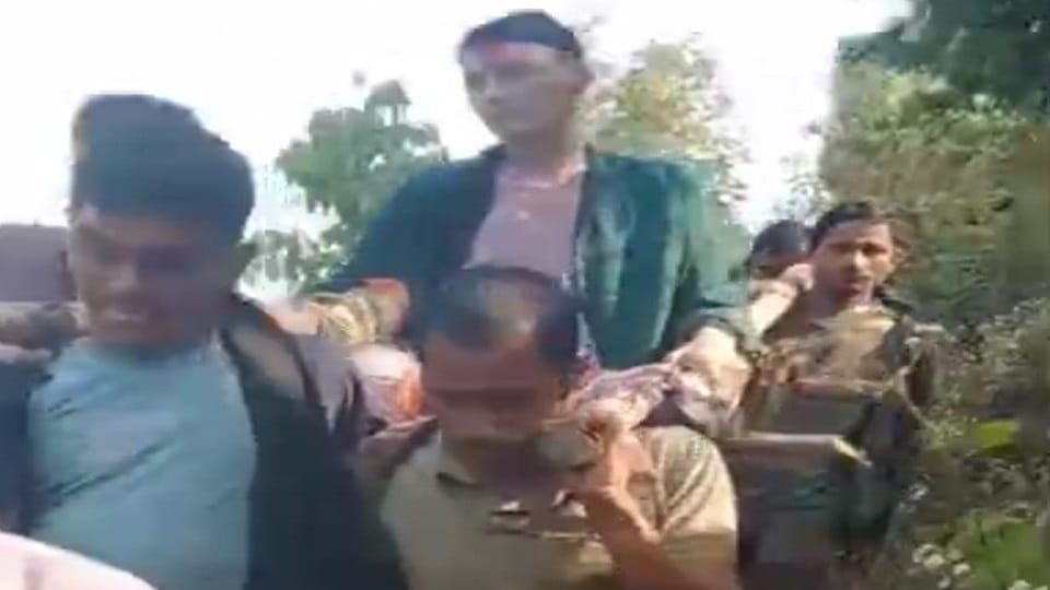 injured youth of of Bangapani and the sick man of Daraati village of Askot were taken to the road on a doli