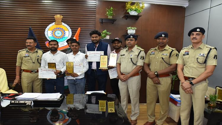 Raipur News: सड़क दुर्घटना में घायलों की जान बचाने वाले पांच गुड सेमेरिटन का एसएसपी ने किया सम्मान, की ये अपील