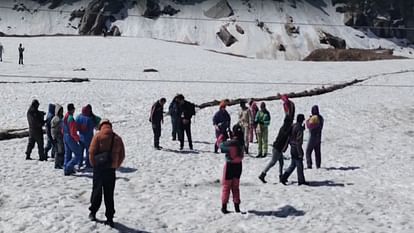 HP Tourism: लाहौल की वादियां सैलानियों से गुलजार, सिस्सू में बर्फ के बीच जमकर की मस्ती Lahaul news, Lahaul tourists news, Sissu, Sissu himachal, Sissu lahul, himachal tourism, tourist himachal,