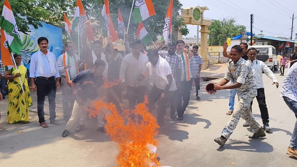 कांग्रेसियों ने फूंका पुतला