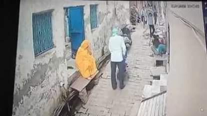 कुत्ते को डंडे से पीटकर मार डाला