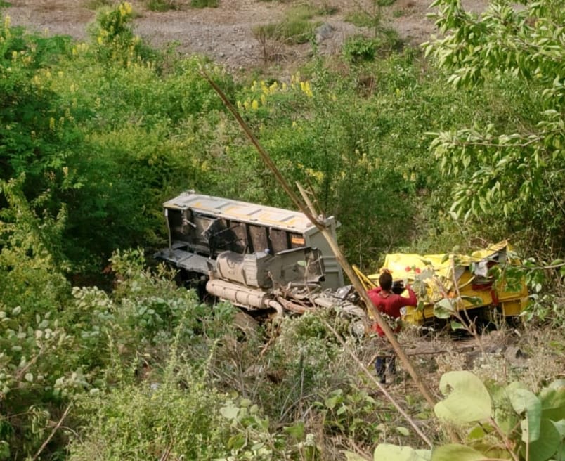 Uttarkashi Accident: Loader vehicle falls into ditch near Sari Gad, driver dies, helper referred to higher cen