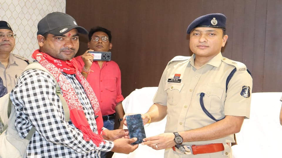 मोबाइल पाकर खिले चेहरे