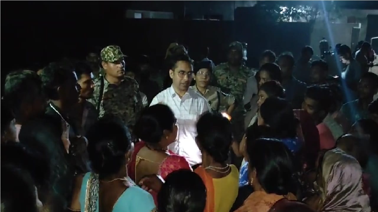 महिलाओं को समझाती पुलिस