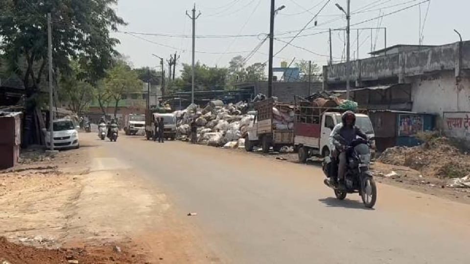 Junk dealer occupies the main road officers and employees are kind to operator councilor submitted memorandum
