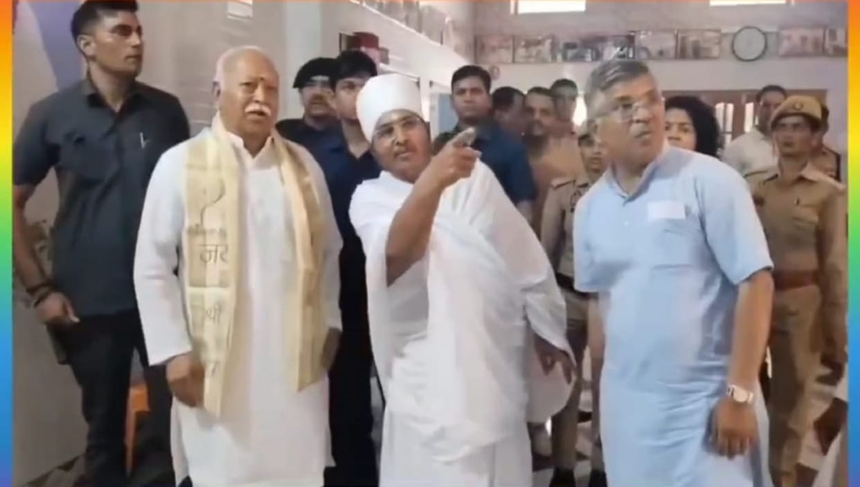 RSS chief Mohan Bhagwat reached Kabirdham in Lakhimpur Kheri and met the saints